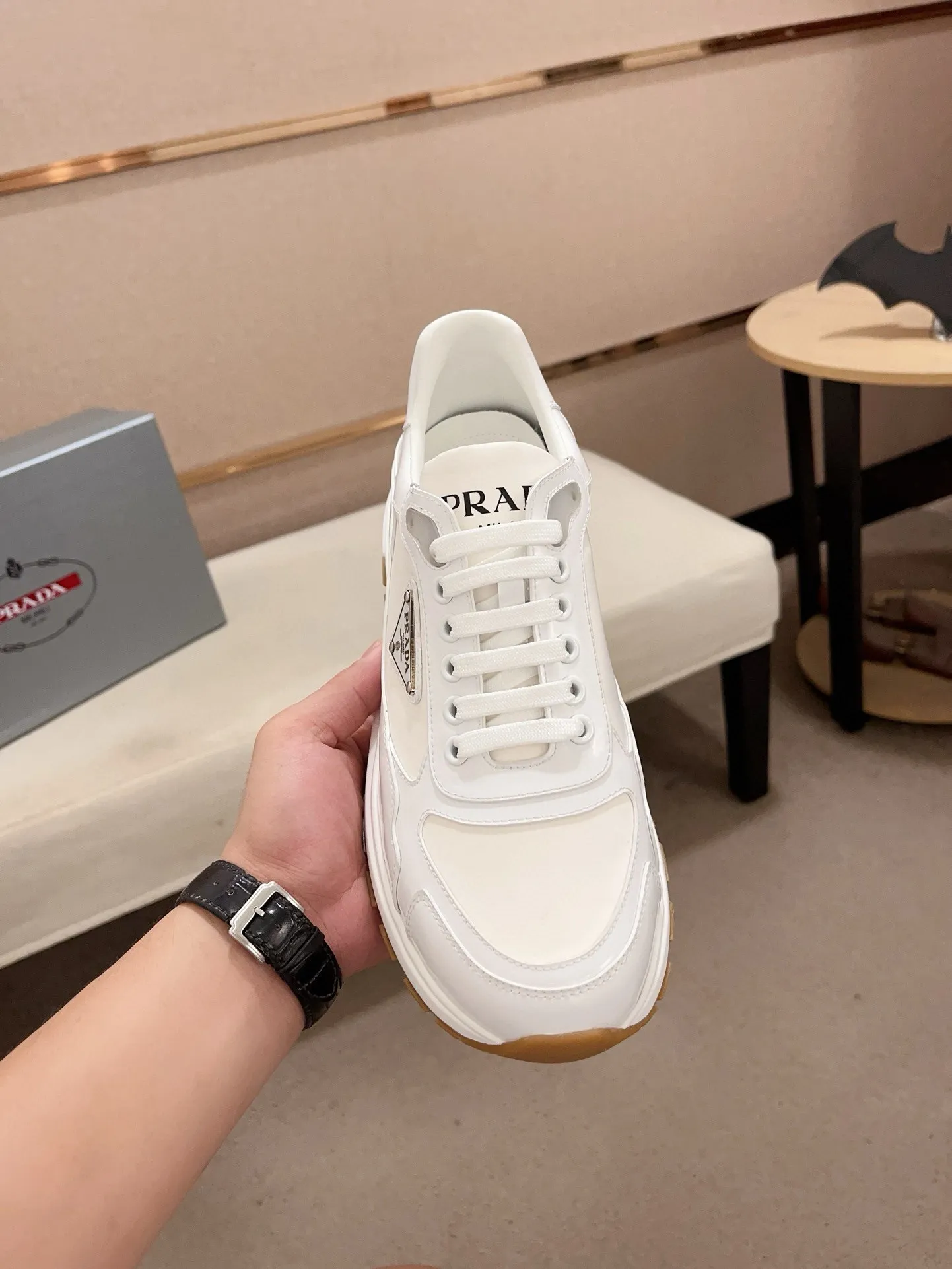 Men's Men's Shoes 💰 580💰 ✔️✔️✔️High-quality new PRADA (Prada) counters are launched simultaneously. The new men's shoes and 😘fabric are made of selected first-layer cowhide and technological glue-spraying technology. Lining: Full cowhide lining. 👍🏿High-end☄️Open-molded non-slip rubber outsole, exquisite lines, simple and elegant, comfortable and high-end for leisure travel. Code number: 38 to 44 (can be customized to 45, non-refundable!